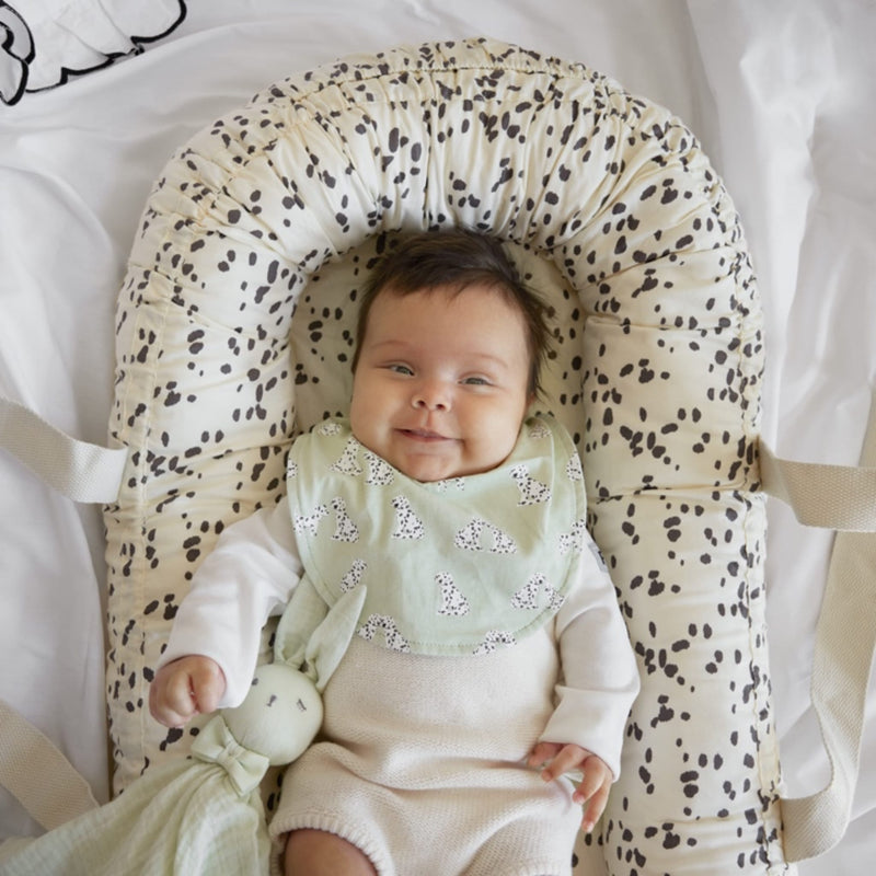 Tragbares Babynest “Dalmatian Dots”