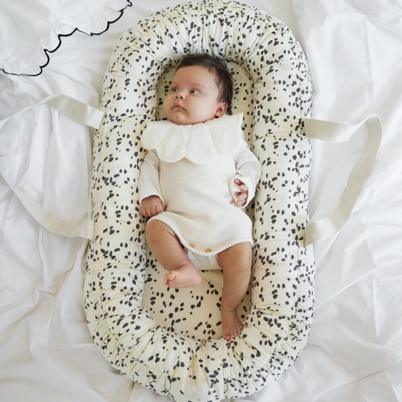 Tragbares Babynest “Dalmatian Dots”