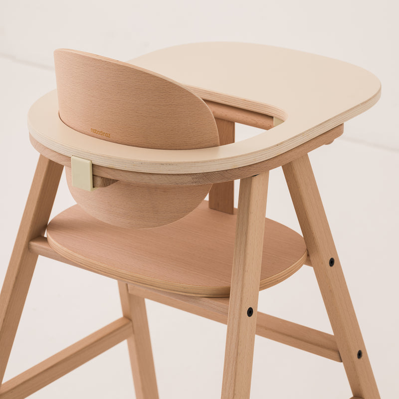 Mitwachsender Hochstuhl mit Tablett und Kissen "Growing Green / leonie latte"