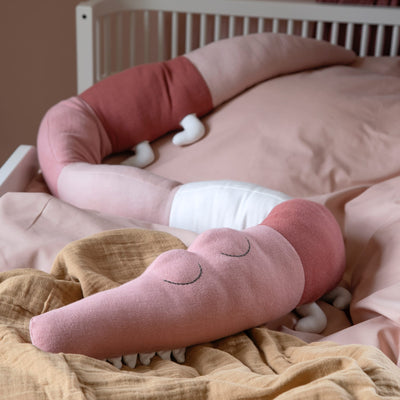 Bettschlange “Sleepy Croc Blossom Pink”
