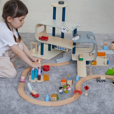 Hauptbahnhof aus Holz “Central Station”