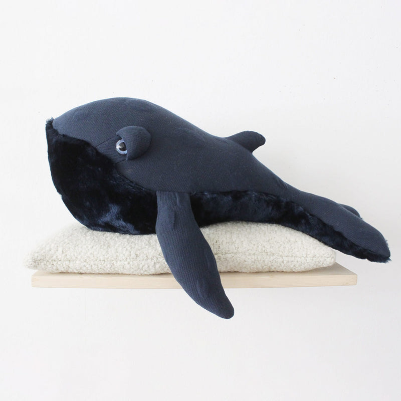 Plüschtier “Small Night Whale”