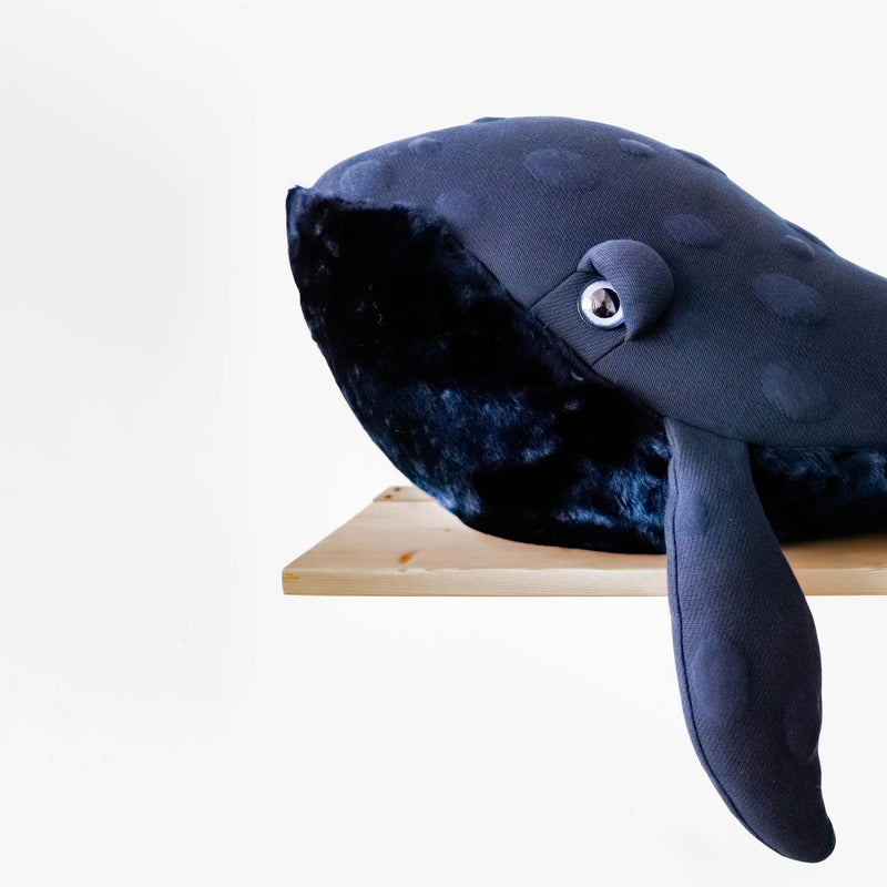Plüschtier “Small Night Whale”
