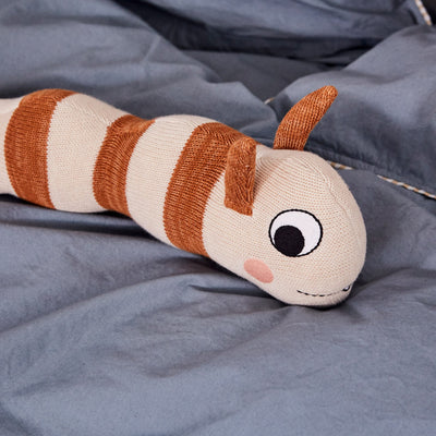 Kuscheltier “Leo Larva Figure – Caramel / Offwhite”